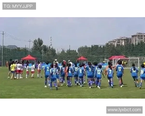 足球明星亲密互动球迷瞬间集锦展现温暖与激情