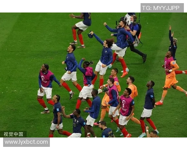 足球明星高清大屏幕图片展现球场魅力与激情瞬间的完美结合